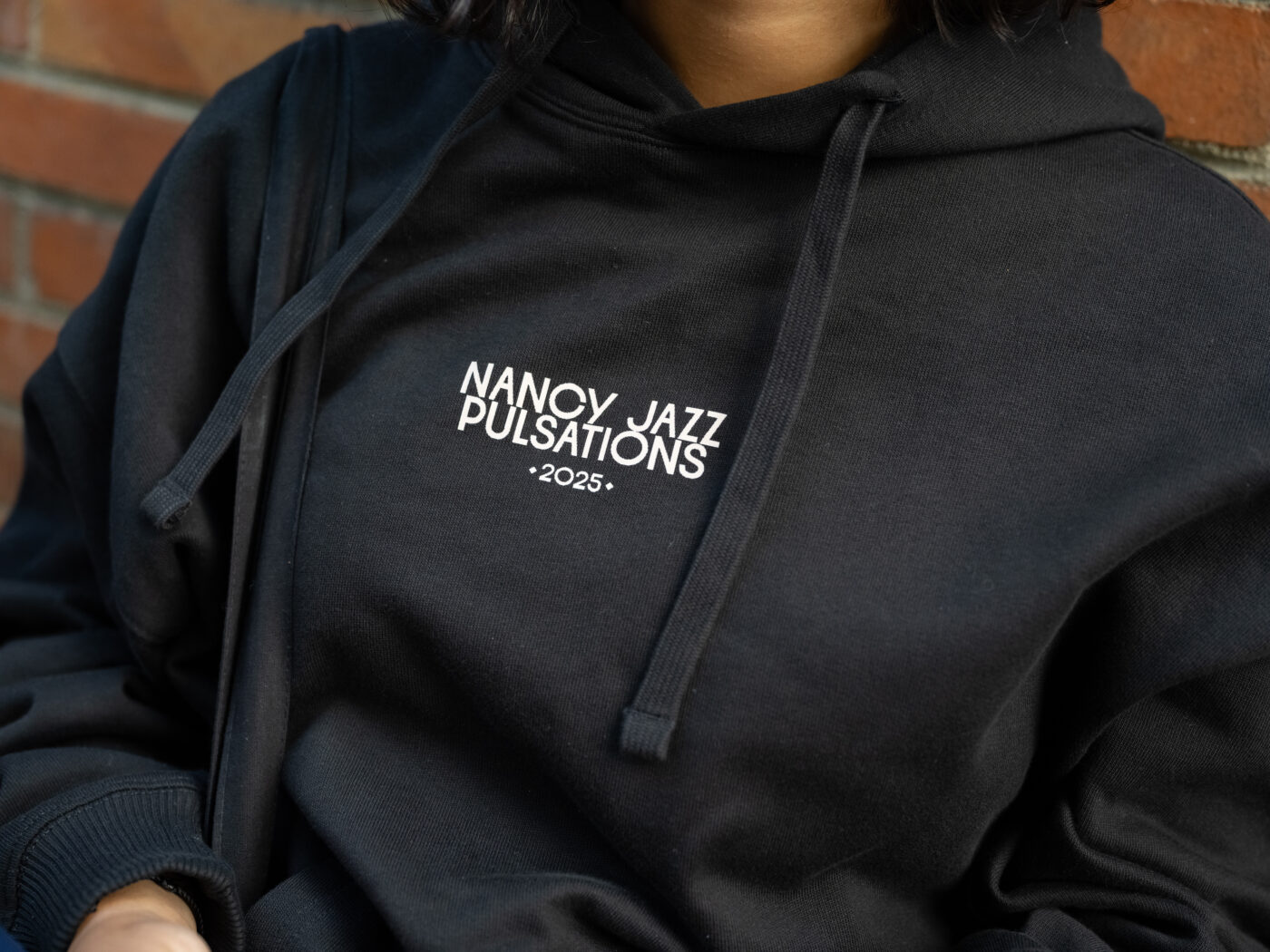 SWEAT À CAPUCHE NOIR 2025 – Image 2